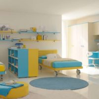 chambre dans les tons jaune-bleu
