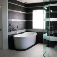 décoration murale dans la salle de bain avec des carreaux de porcelaine