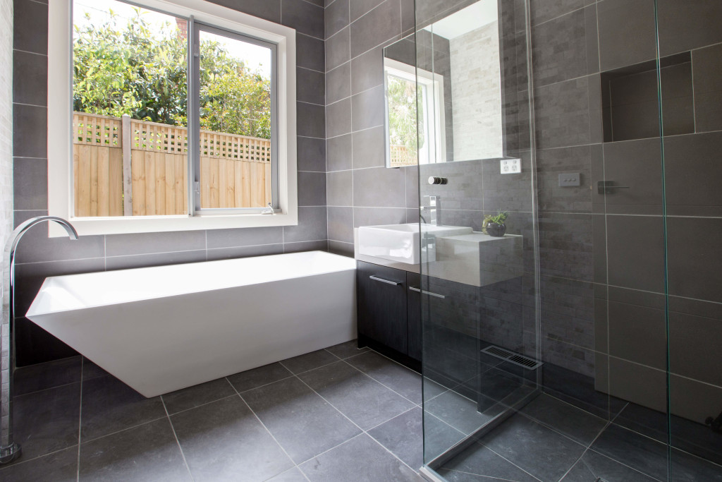 carrelage en pierre dans la salle de bain