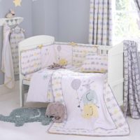 chambre bébé pour un nouveau-né aux couleurs vives