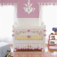 chambre de bébé pour lit nouveau-né avec des arcs
