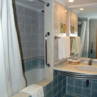 carrelage pour une salle de bain dans une maison à panneaux