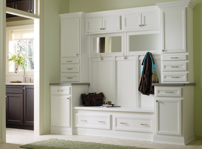 Mobilier blanc dans le couloir