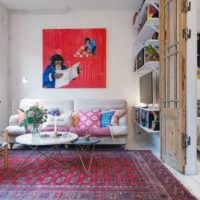 Tapis et tableau à l'intérieur de la pièce