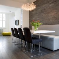 Salle à manger originale avec des chaises de designer