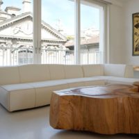 Table en bois massif à l'intérieur du salon