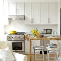 Ensemble blanc et table en bois dans la conception de la cuisine