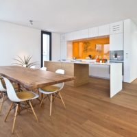 Plan de travail en bois massif et parquet naturel dans le salon