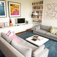 Deux canapés et tapis dans le salon