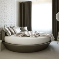 Lit rond à l'intérieur de la chambre