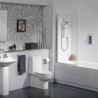 Carrelage blanc dans la conception de la salle de bain combinée