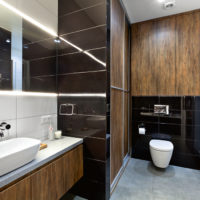 Salle de bain partagée aux couleurs sombres