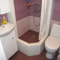 Douche maison dans la salle de bain combinée