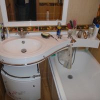 Lavabo au-dessus de la salle de bain dans la salle de bain combinée