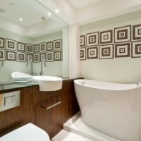 Bain haut dans la salle de bain combinée