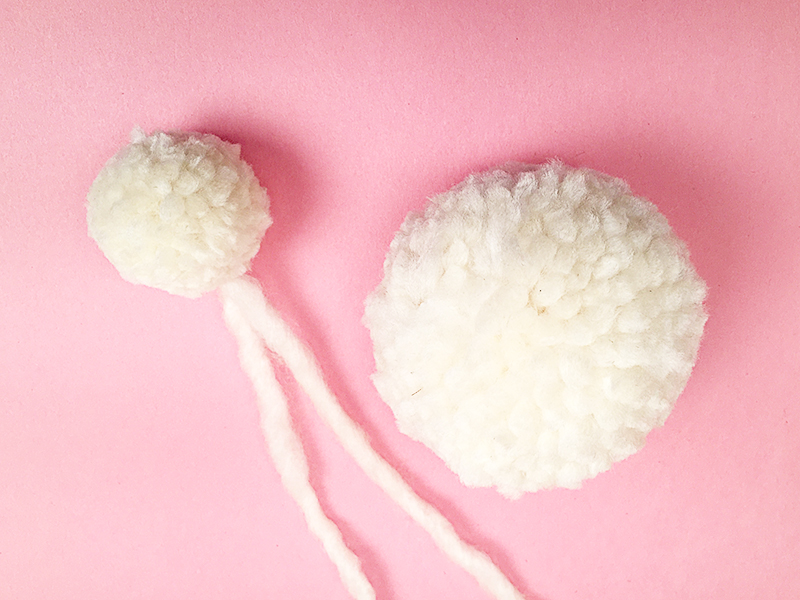 Deux pompons pour faire un lapin de Pâques