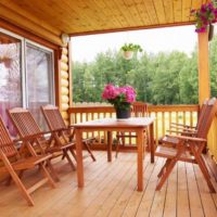 Meubles de chalet faits de lattes sur la véranda ouverte