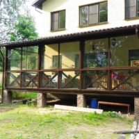Une terrasse ouverte attenante à la maison de campagne