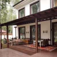 Conception d'une terrasse ouverte pour une maison de campagne