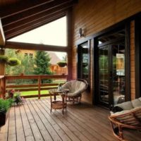 Meubles en rotin sur une terrasse en bois