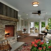 Cheminée à l'intérieur de la véranda du chalet