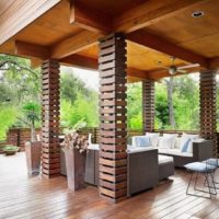 Décoration de piliers sur une terrasse d'été