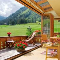 Fenêtres coulissantes à l'intérieur de la véranda du chalet