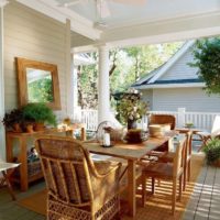 Coin repas sur la terrasse d'été