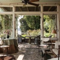 Zonage de la terrasse d'été et du sol en pierre