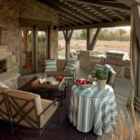Un endroit confortable pour se détendre sur la terrasse d'été