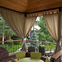 Rideaux à l'intérieur de la terrasse d'été