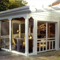 Terrasse de pays avec des poteaux en bois blancs