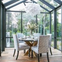 Porche de verre dans une maison de campagne