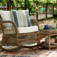 Rocking chair en rotin sur une terrasse de campagne