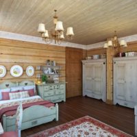 Décoration murale en bois dans une maison de campagne