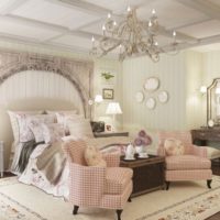 Lustre aux chandelles au plafond de la chambre d'une maison de campagne