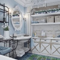 La décoration de la salle de bain d'une maison de campagne