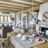 Poutres en bois décoratives dans le salon d'une maison de campagne