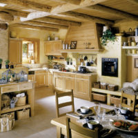Bois naturel à l'intérieur de la salle dans le style de la Provence