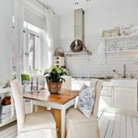 Décor chaleureux dans la salle à manger de style provençal