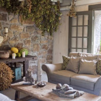 Verdure et fleurs dans la conception d'une maison de campagne