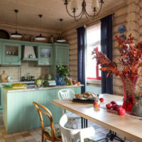 Vase avec des plantes sèches sur la table d'une maison d'été dans le style de la Provence