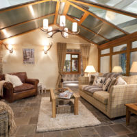 Allumer le salon d'une maison de campagne