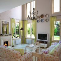 Salon haut de plafond de style provençal
