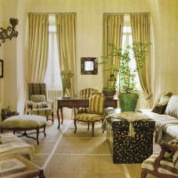 À la française dans la décoration du salon d'une maison de campagne