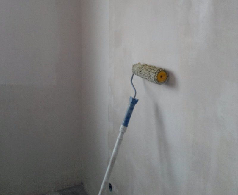 Apprêt sur le mur avant de finir avec de la pierre décorative
