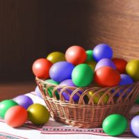 Oeufs de pâques dans un panier