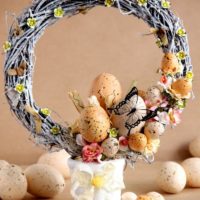 Couronne de Pâques avec des oeufs mouchetés
