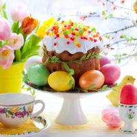 Décor de table de Pâques avec des papillons