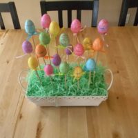 Œufs colorés sur les montagnes de Pâques